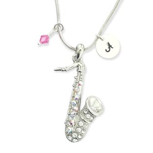 Saxofón Música personalizada Colgante de cristal Collar personalizado Estampado a mano Carta inicial redonda y brillante Cadena de amuletos de piedra natal