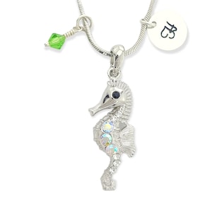 Colgante de cristal seahorse AB personalizable Collar personalizado estampado a mano Carta inicial y piedra de nacimiento Amuletos personalizados