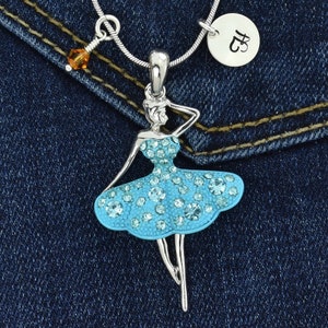 Swarovski Crystal Personalized Ballerina Collar Aqua Blue Color Colgante Carta Inicial Estampada a Mano y Piedra de Nacimiento Charm Chain Custom Gift