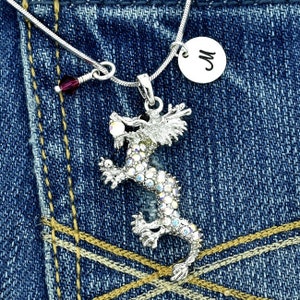 Personalizado Swarovski Crystal Dragon Sparkling AB Color Colgante Personalizado Collar Estampado a Mano Carta Inicial y Amuletos de Piedra de Nacimiento Cadena Regalo