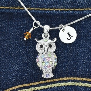 Owl Swarovski Crystal Multi Color Colgante Personalizado Sparkling Collar personalizado Estampado a mano Inicial Carta Charm Cadena de piedra de nacimiento