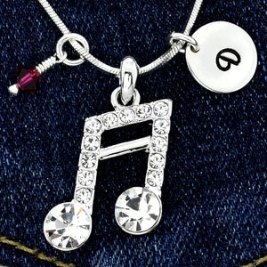 Swarovski Crystal Double Bar Note Colgante Espumoso Personalizado Collar de música Collar Estampado a mano Carta inicial y piedra de nacimiento Charms Cadena