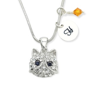 Collar colgante de gato personalizado Swarovski Crystal Collar personalizable Carta inicial estampada a mano y amuletos personalizados de piedra de nacimiento