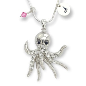 Colgante personalizado de calamar de pulpo Swarovski Crystal estampado a mano Carta inicial estampada y cadena de collar personalizada de piedra de nacimiento