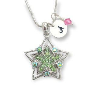 Collar personalizado de color verde estrella Colgante Swarovski Crystal Star colgante estampado a mano Carta personalizada inicial y cadena de piedra de nacimiento
