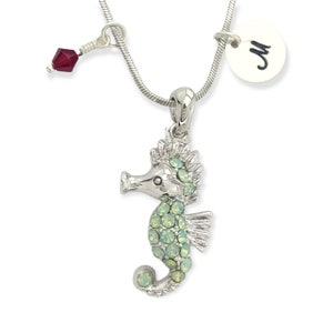 Caballito de mar claro verde colgante de cristal personalizado Collar personalizable estampado a mano Carta inicial y piedra de nacimiento Amuletos personalizados