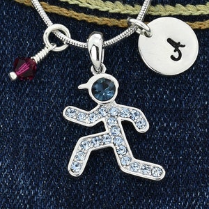 Swarovski Crystal Runner Collar personalizado Sport Colgante azul estampado a mano Carta inicial y piedra de nacimiento Cadena de amuletos Joyas de regalo personalizadas