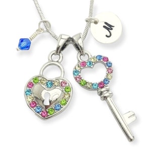 Llave Cerradura Corazón Colgante Personalizado MultiColor Brillante Collar Personalizado Amuletos de Piedra de Nacimiento y Estampado a Mano Cadena de Carta Inicial Regalo