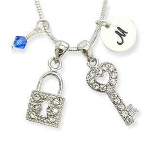 Llave Cerradura Colgante Personalizado Transparente Brillante Collar Personalizado Amuletos de Piedra de Nacimiento y Estampado a Mano Cadena de Cartas Inicial De Regalo