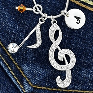 Swarovski Crystal Treble Clef Note Colgantes brillantes personalizados Collar personalizado Carta inicial y piedra de nacimiento Cadena de regalos Joyería
