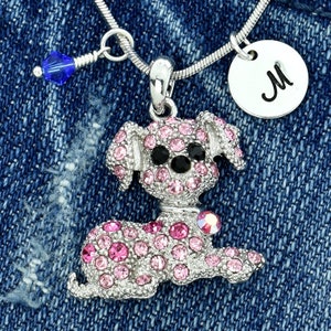 Swarovski Crystal Dog Sparkling Colgante rosa personalizado Collar personalizado Carta inicial estampada a mano y encantos de piedra de nacimiento Cadena