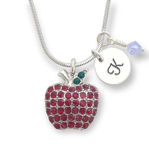 Colgante de manzana roja personalizado Swarovski Collar de cristal estampado a mano Carta inicial y cadena de amuleto de piedra de nacimiento personalizada