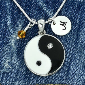 Swarovski Crystal Yin y Yang Sparkling Colgante personalizado Collar personalizado Carta inicial estampada a mano y amuletos de piedra de nacimiento Regalo de cadena