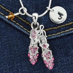 Swarovski Crystal Ballet Shoes Collar personalizado Colgante rosa Mano estampada Carta inicial y piedra de nacimiento Charm Chain Joyería de regalo personalizada