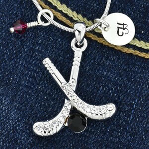 Swarovski Crystal Field Hockey Sticks Black Ball Colgante personalizado Collar personalizado Carta inicial estampada a mano y cadena de amuleto de piedra de nacimiento