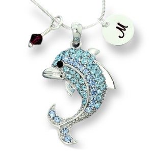 Swarovski Crystal Dolphin Blue Colgante brillante personalizado Collar personalizado Carta inicial estampada a mano y encantos de piedra de nacimiento Cadena