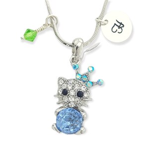 Personalizable Kitty Cat Collar azul claro Swarovski Crystal Colgante personalizado estampado a mano Carta inicial y piedra de nacimiento Amuletos personalizados
