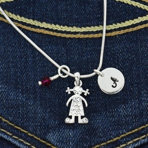 Swarovski Crystal Girl Collar personalizado Colgante brillante personalizado Carta inicial estampada a mano y cadena de amuleto de piedra de nacimiento