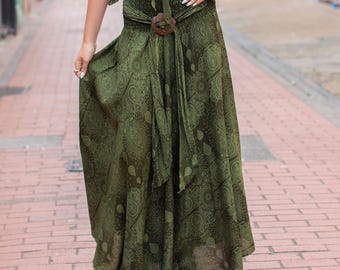 Gonna lunga verde con stampa paisley e cintura in guscio di cocco.