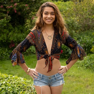 Schwarzes Glockenärmel-Schmetterling-Oberteil Boho-Wrap-Top Pixie-Ärmel-Crop-Top
