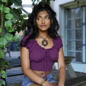 Paarse croptop boho Whimsy, off-shoulder katoenen pagan top, bohoblouse, bardottop