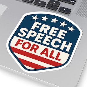 Puede incluir: Una pegatina con un diseño de escudo, con el texto "FREE SPEECH FOR ALL" en blanco y rojo sobre un fondo azul con estrellas blancas y rayas rojas. La pegatina está colocada en un ordenador portátil.