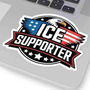 Può includere: Un adesivo con un design patriottico raffigurante un'aquila calva, elementi della bandiera americana e la scritta "ICE SUPPORTER". L'adesivo è prevalentemente nero, bianco, rosso e blu, con un bordo circolare e accenti di stelle.