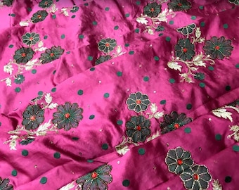 Hermosa vintage francesa rosa Sari con bordados florales verdes y dorados. Con * pendientes sorpresa gratis (oferta de tiempo limitado).