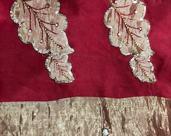 Hermosa vendimia francesa borgoña / maroon Sari con bordados de hojas doradas.  Con * pendientes sorpresa gratis (oferta de tiempo limitado).