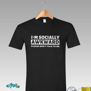 Puede incluir: Camiseta negra con texto blanco que dice "Soy socialmente torpe Por favor, no me hables".