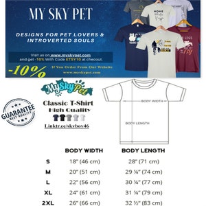 Puede incluir: Una camiseta blanca con un dise&ntilde;o gr&aacute;fico de un gato con un sombrero y el texto "Round is a shape". La camiseta est&aacute; disponible en tallas S-2XL. La tabla de tallas muestra el ancho y la longitud del cuerpo en pulgadas y cent&iacute;metros.