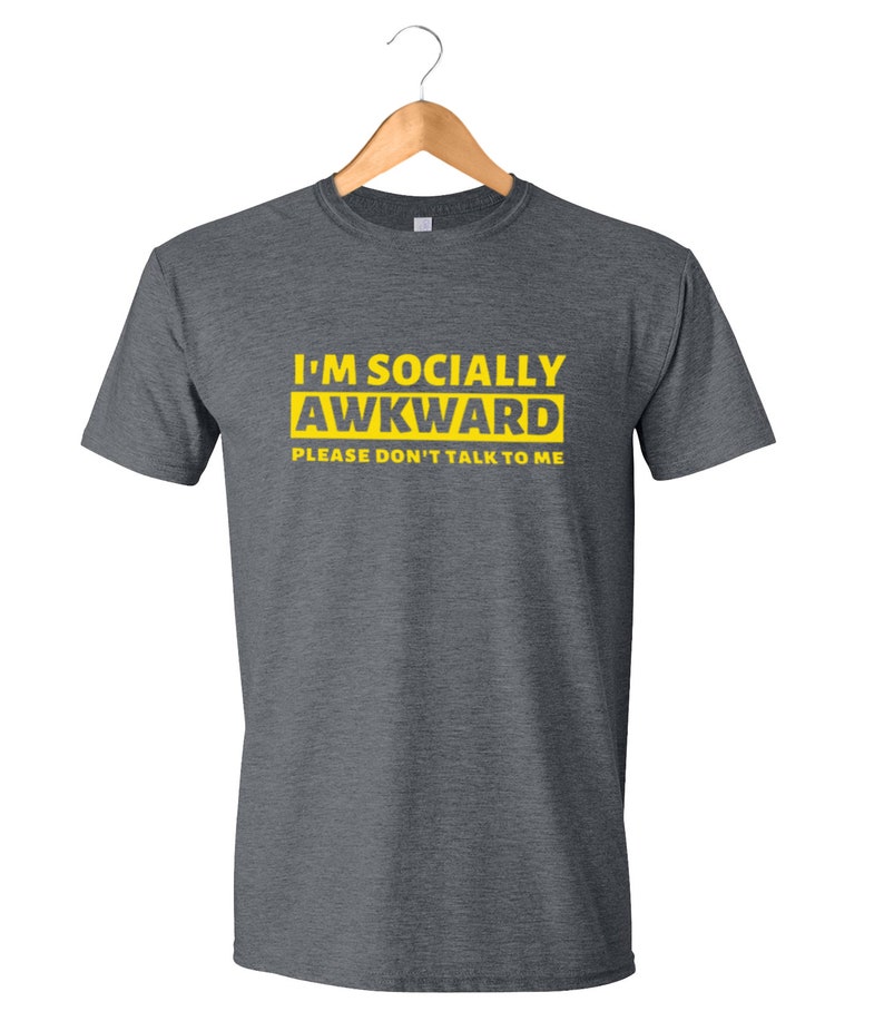 Puede incluir: Una camiseta gris oscuro con el texto "I'm Socially Awkward Please Don't Talk To Me" en amarillo.