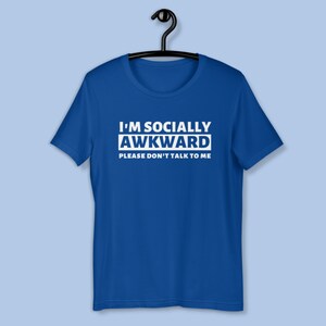 Puede incluir: Una camiseta azul real con texto blanco que dice "Soy socialmente torpe Por favor, no me hables."