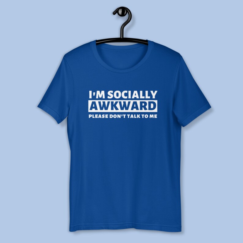 Puede incluir: Una camiseta azul real con texto blanco que dice "Soy socialmente torpe Por favor, no me hables."