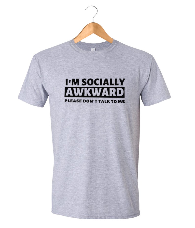 Puede incluir: Una camiseta gris con texto negro que dice "I'm Socially Awkward Please Don't Talk To Me."