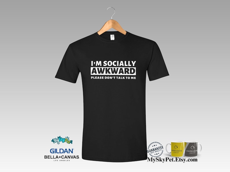 Puede incluir: Camiseta negra con texto blanco que dice "Soy socialmente torpe Por favor, no me hables".