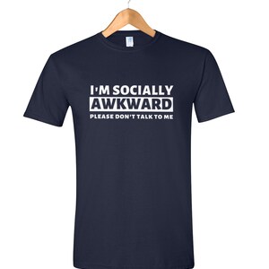 Puede incluir: Una camiseta azul marino con texto blanco que dice "I'm Socially Awkward Please Don't Talk To Me".