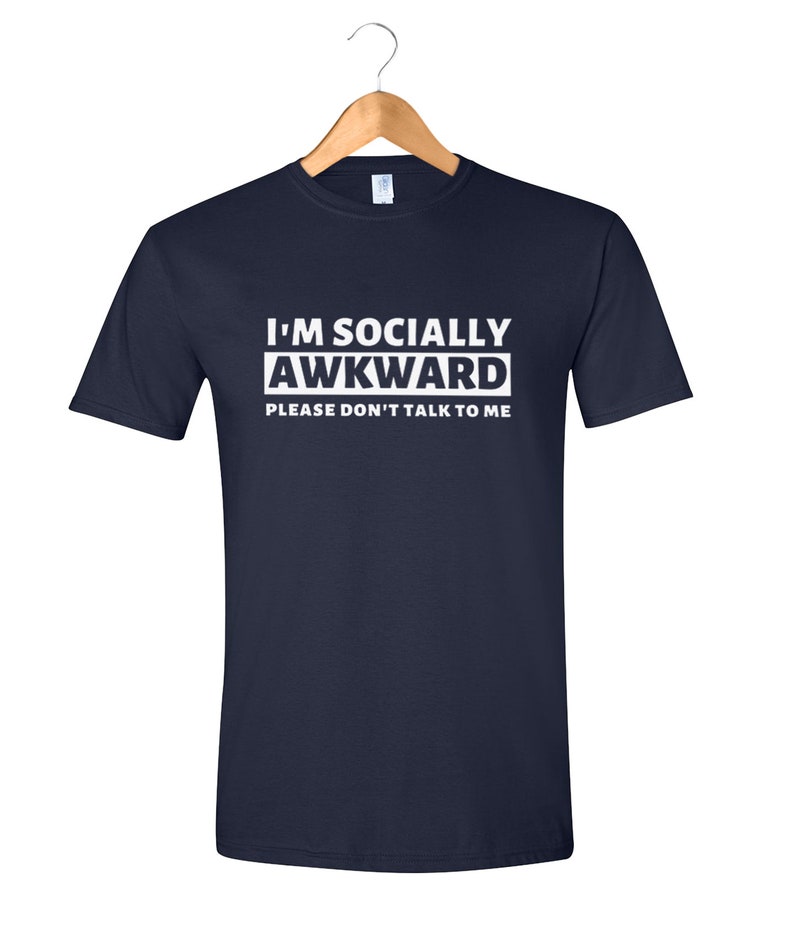 Puede incluir: Una camiseta azul marino con texto blanco que dice "I'm Socially Awkward Please Don't Talk To Me".