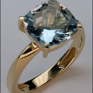 Aquamarine Solitaire Ring in Yellow Gold 14k