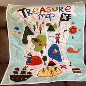 Couette pour bébé*, décoration de chambre d'enfant*, non sexiste*, carte au trésor fantaisiste*, prête à être expédiée*, couverture pour tout-petit*, fabrication canadienne*