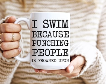 Taza de café divertida de 325 ml con la frase "Nado porque pegar a la gente está mal visto". Regalos para nadadores.