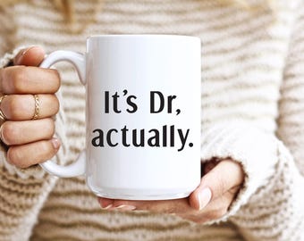 Taza gif de doctorado. Es doctor. En realidad, regalo de doctor. Graduación. Doctorado. Estudiante de medicina. Regalo para ella. Regalo para él.