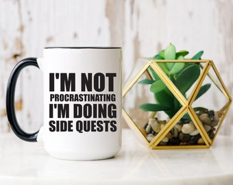 Ik stel niet uit Ik doe side quests mok, grappige nerdmok, nerdcadeau, leuke geeky koffiemok, gamer, nerdhumor, gamingbeker