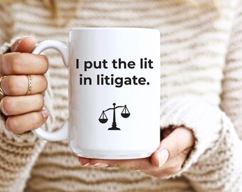 Regalo para abogados: Taza de cerámica blanca divertida para abogados. Regalo de graduación para abogadas. Taza de café para abogados.