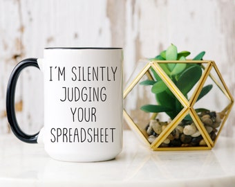 Taza de cerámica «Estoy juzgando en silencio tu hoja de cálculo», 444 ml, blanca, regalo para contables