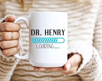 Cargando... - Taza divertida para estudiantes de medicina, taza divertida para futuros médicos, regalo para la facultad de medicina, taza personalizada para médicos, taza divertida con el nombre del médico