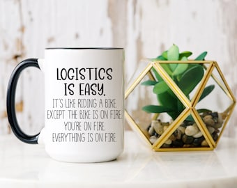 La logística es fácil, todo está en llamas. Taza de cerámica, 444 ml, blanca. Taza para transporte, camionero o repartidor.