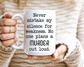 Jamás confundas mi silencio con debilidad, Nadie planea un ASESINATO en voz alta, Taza sarcástica para geeks, Taza divertida, Taza de café, Taza de café divertida