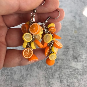 Zitronen Ohrringe, süße Ohrringe aus Polymer Clay, seltsame Ohrringe, Gesicht Ohrringe, gelbe Pflanzen Ohrringe