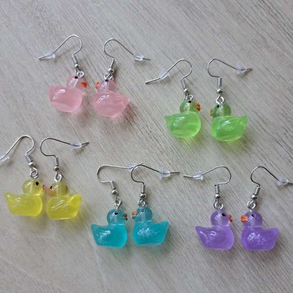 Boucles d'oreilles mignonnes de canard à paillettes, boucles d'oreilles de canard en caoutchouc, boucles d'oreilles plaquées argent. Boucles d'oreilles kawaii colorées drôles boucles d'oreilles canard jaune en plastique